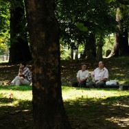 Friedhof mit Steinen im Hintergrund